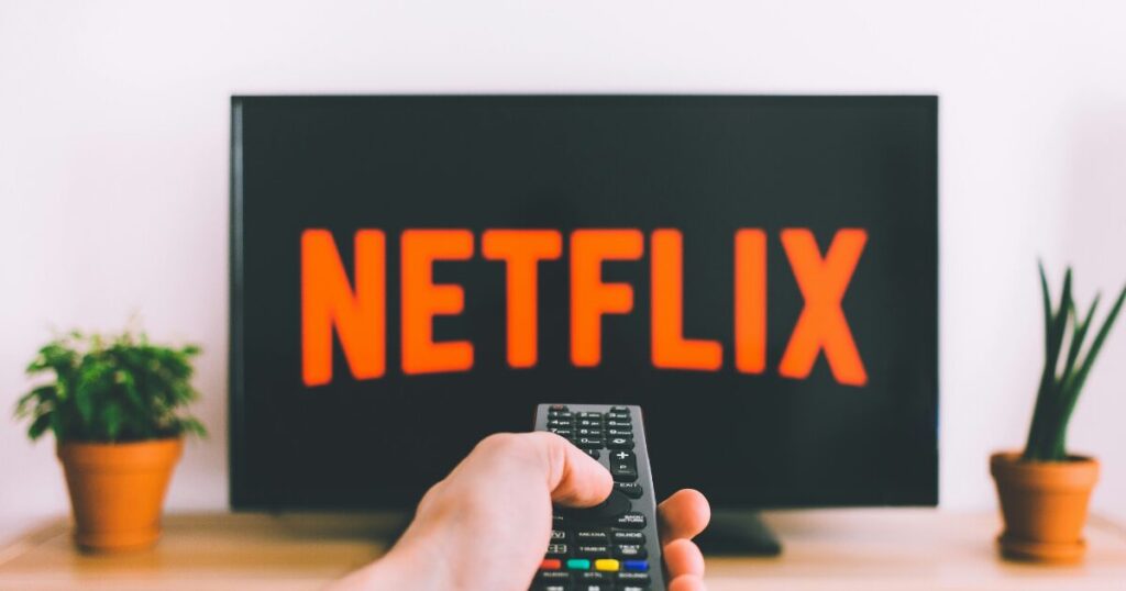 テレビ画面に映る動画配信サービスの選択画面