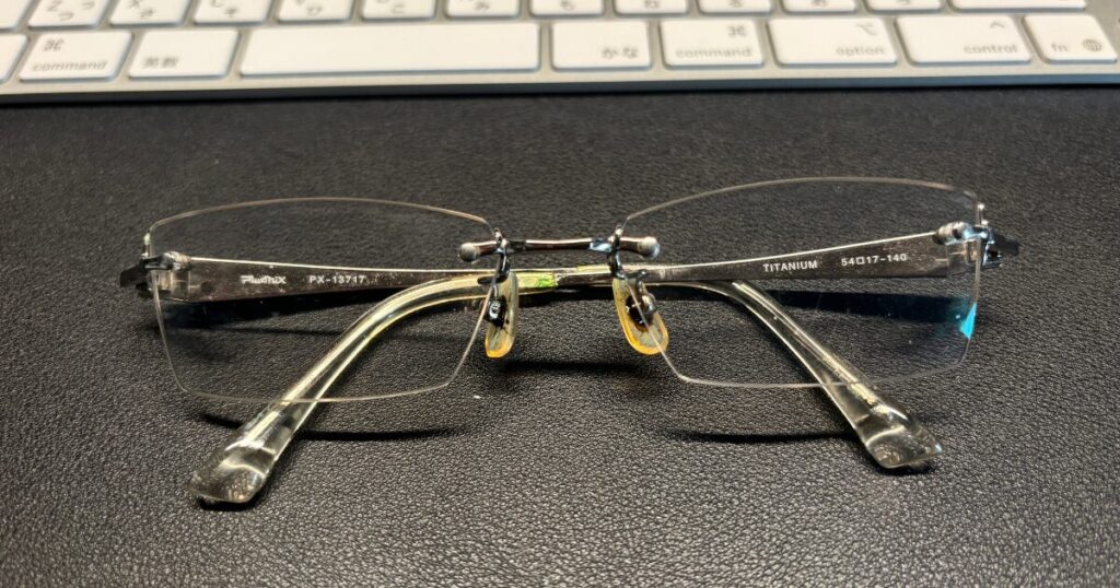 室内でほぼ透明に戻った同じ調光レンズ