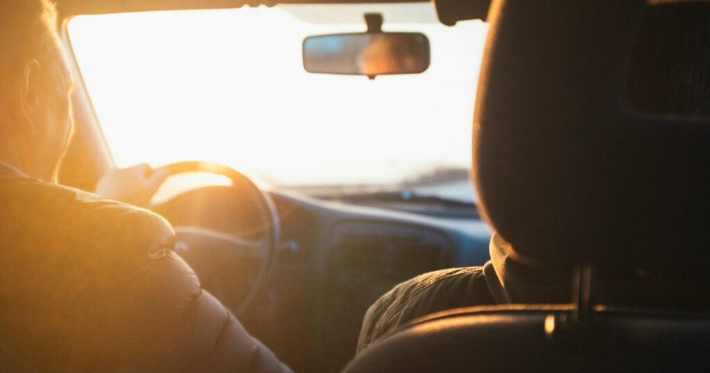 朝夕の日差しがまぶしい運転中の視界