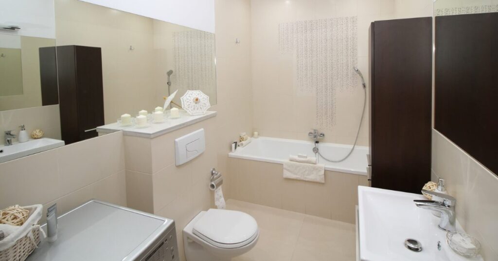 洗面台と浴槽とトイレがある明るい水回り