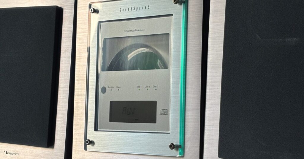 壁に掛けたNakamichi SoundSpace 5の本体とスピーカー