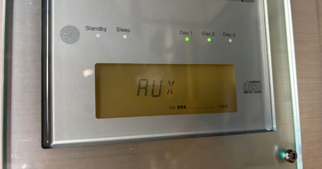 コンポの画面にAUXと表示されているところ