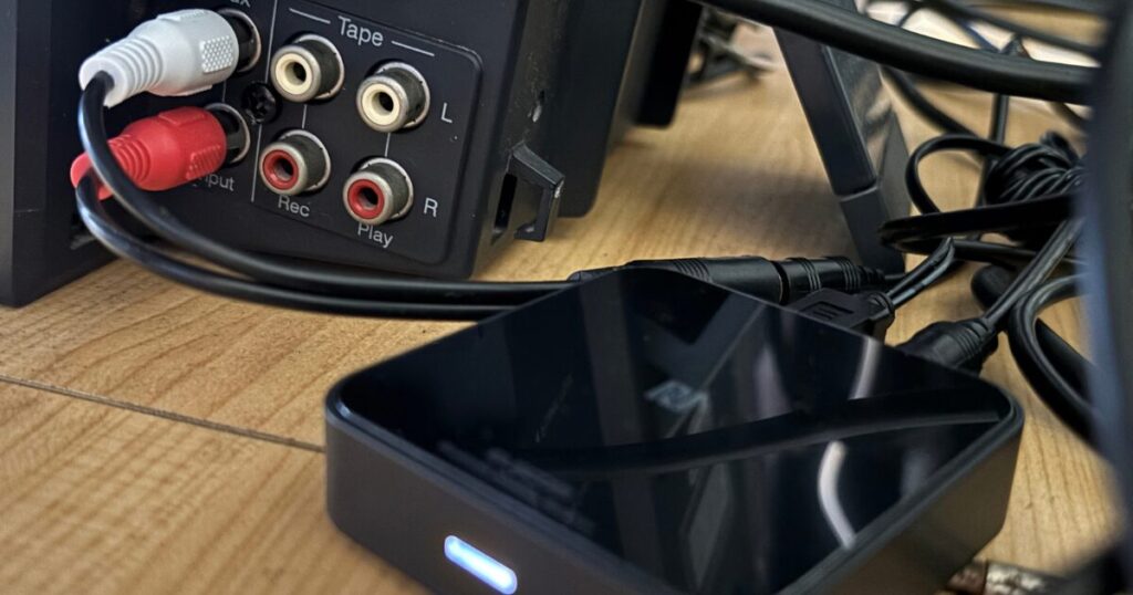 コンポの背面端子にBluetoothレシーバーをつないだところ