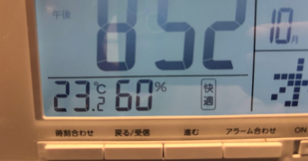 室温23.2℃・湿度60%と表示された温湿度計