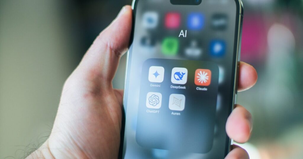 スマホの画面に並んだAIアプリのアイコン